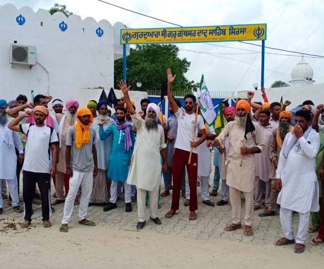 सिरसा में विजय सांपला की बैठक का विरोध करने पहुंचे किसान।