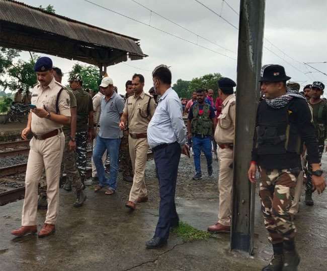 बिहार के जमुई में चौरा स्टेशन पर नक्सली हमले के बाद पहुंची पुलिस। तस्वीर: जागरण।