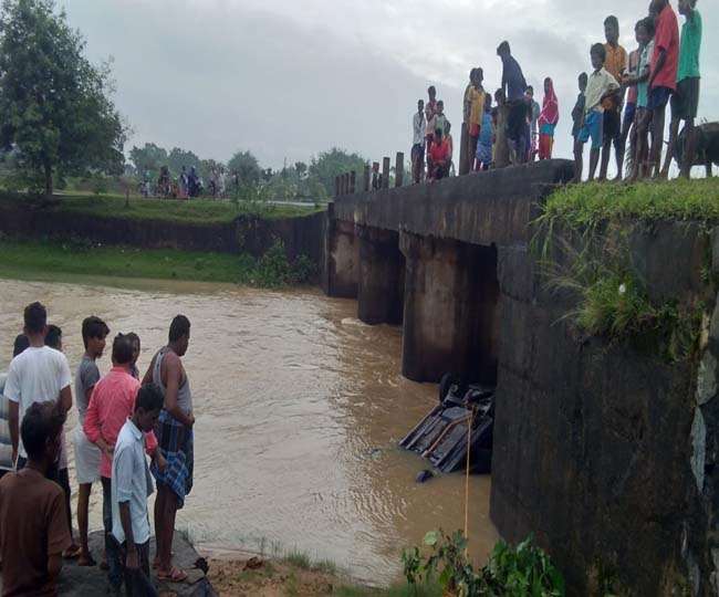 नदी में गिरी कार को देखते लोग ( फोटो जागरण)।