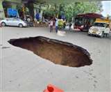 आईआईटी फ्लाईओवर के नीचे सड़क धंसी। जागरण