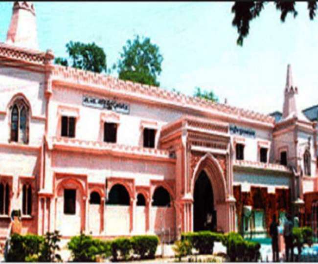 मरीजों के तीमारदार उन्हें पकड़ कर पैदल इलाज के लिए लेकर जा रहे हैं।