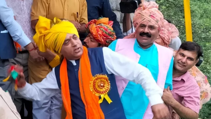 International Minjar Mela : रावी नदी में नारियल व फूल के साथ मिंजर विसर्जित करते मुख्यमंत्री जयराम ठाकुर। जागरण
