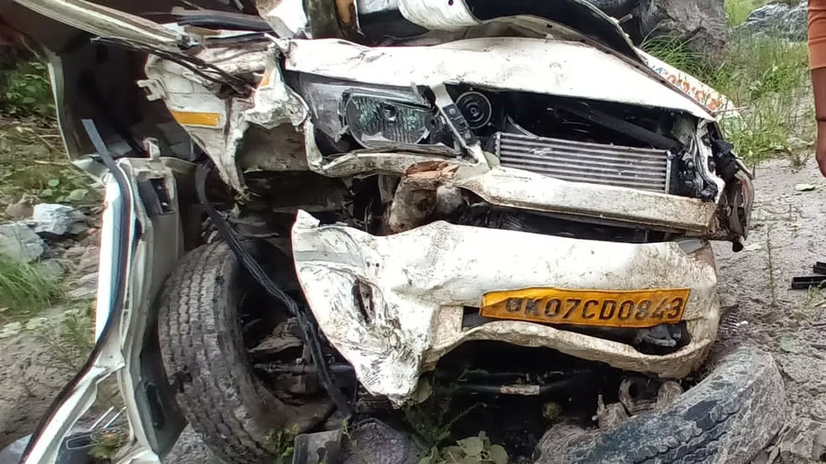 Dehradun accident: देहरादून आ रहा सेब से भरा वाहन अन‍ियंत्र‍ित होकर खाई में ग‍िरा, दो युवकों की मौके पर मौत