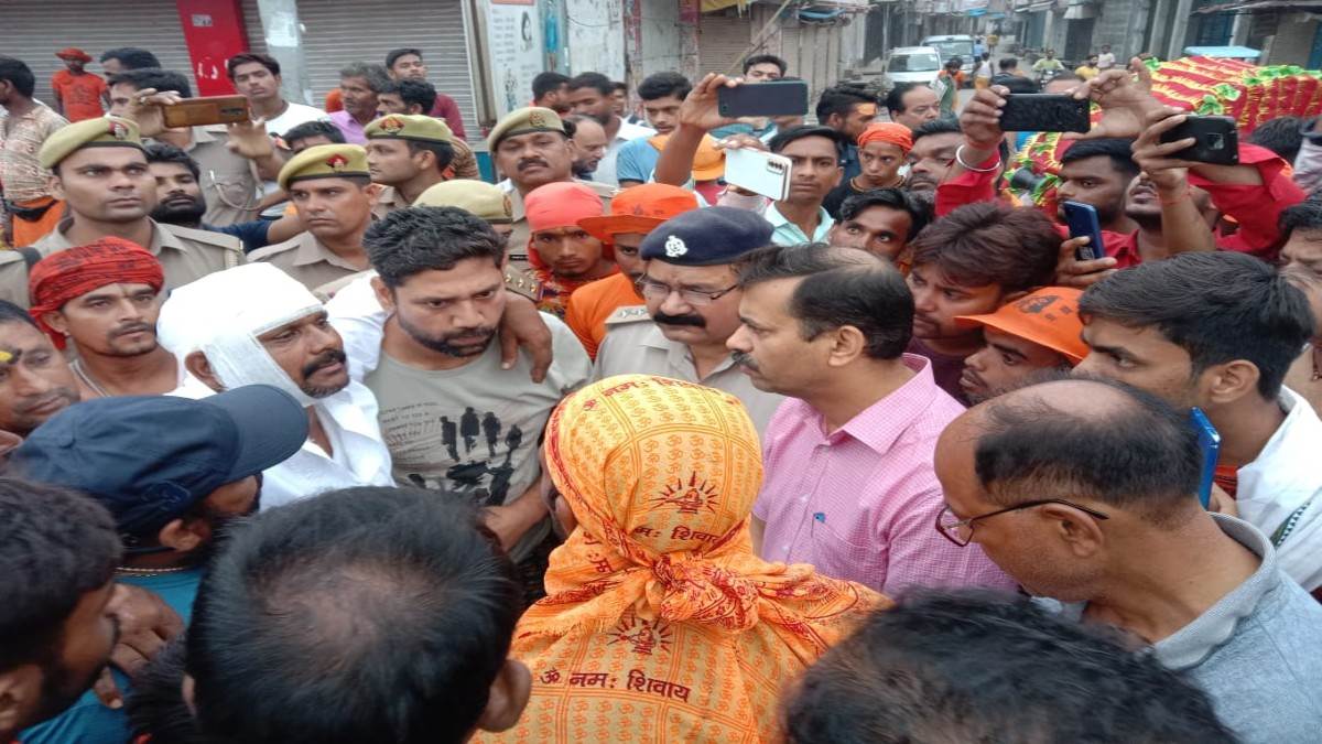 bareilly news mahant hit on bareilly pilibhit highway kanwariyas jammed mla mp arya arrived to spot