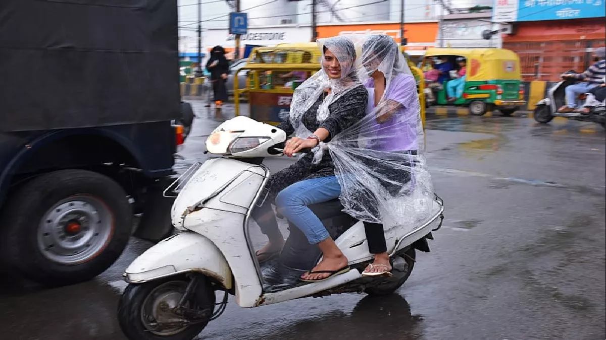 Moradabad Weather News : बारिश में भीगने से बचने के लिए पॉलीथिन को युवतियों ने सहारा बनाया। फोटो-दैनिक जागरण