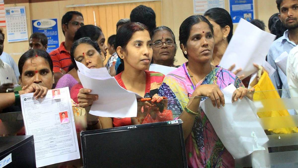 https://www.jagranimages.com/images/newimg/31072022/31_07_2022-women_bank_accounts_22942297.jpg