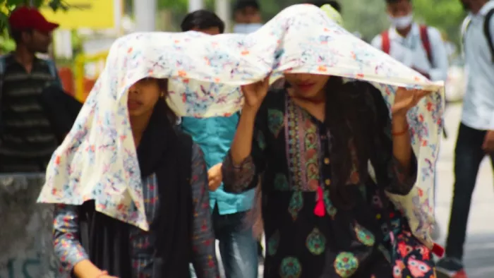 उमस भरी गर्मी से लोग परेशान। (फाइल)