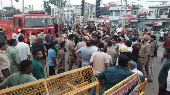 पुलिस की ओर से लोगों की सुरक्षा के लिए सौ से कम पुलिसकर्मी लगाए गए थे