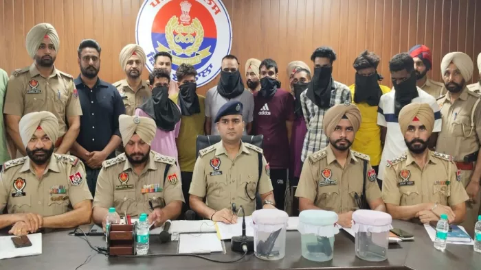 एसएसपी बरनाला संदीप कुमार मलिक काबू आरोपितों के बारे जानकारी देते हुए।
