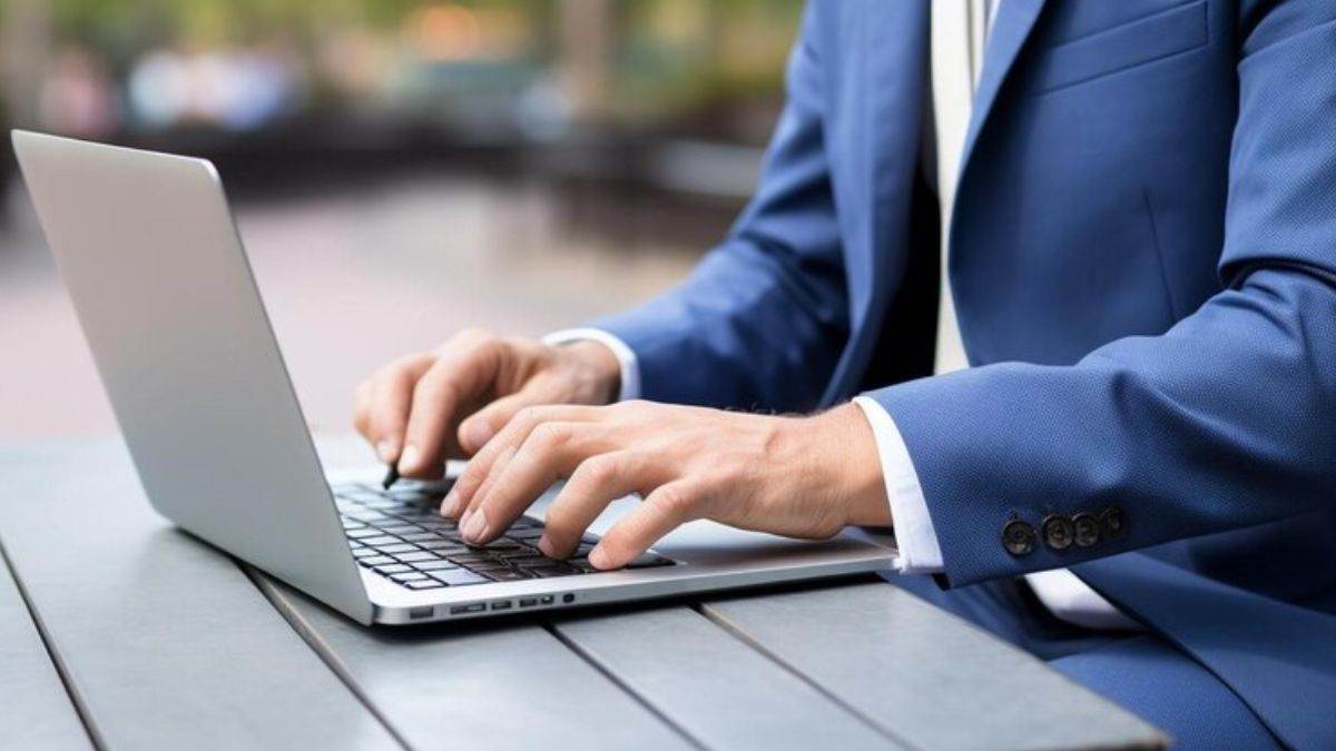 https://www.jagranimages.com/images/newimg/31072024/31_07_2024-best_business_laptops_23769504.jpg