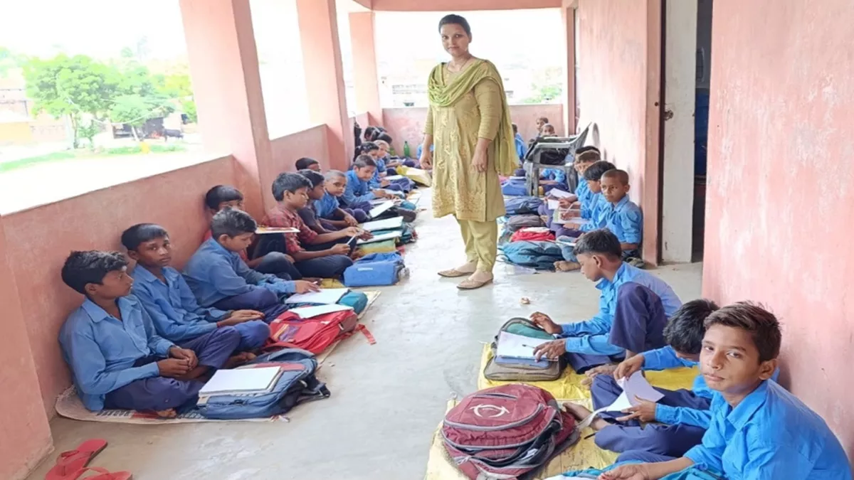 Siwan News: तीन कमरे में 478 बच्चे पढ़ने को हैं मजबूर, चहारदीवारी नहीं होने से परेशानी; जंगली जानवर कर जाते हैं प्रवेश