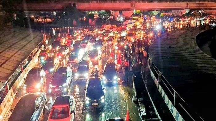 बारिश के बाद दिल्ली जयपुर हाईवे पर लगा कई किलोमीटर लंबा ट्रैफिक जाम।