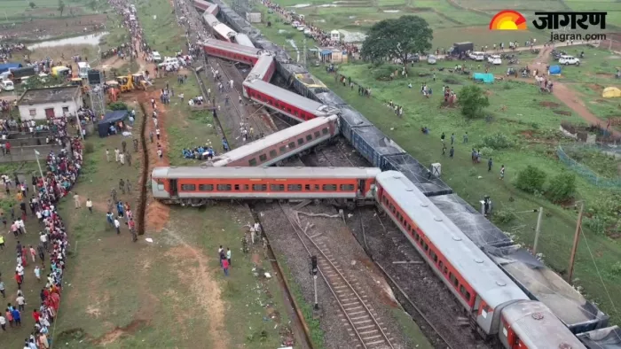 ट्रेन हादसे के बाद रेल यातायात हुआ ठप।