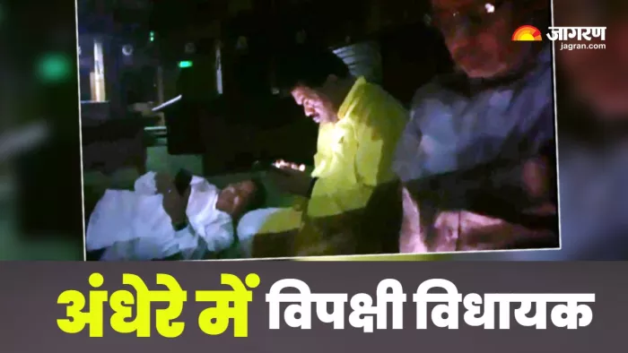 विधानसभा के अंदर धरना पर बैठे विपक्षी विधायक।