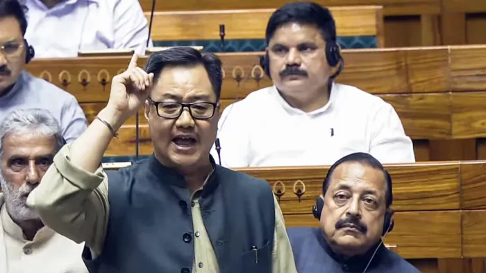 संसद में जाति पर घमासान पर बोलते किरण रिजिजू। फोटो-एएनआई