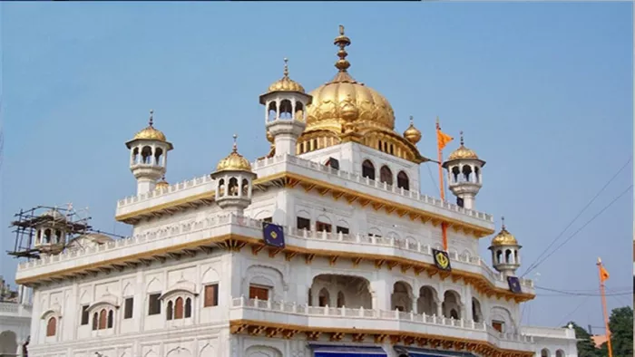 Punjab News: गुरुद्वारे में निशान साहिब का रंग हुआ बसंती।