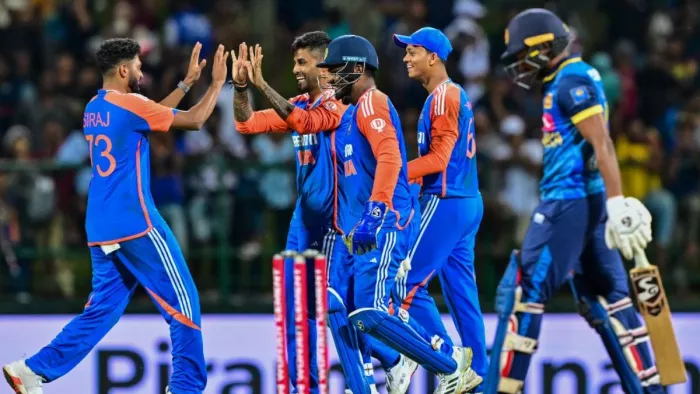 सूर्यकुमार यादव ने दो गेंद पर लिए दो विकेट। फोटो- सोशल मीडिया