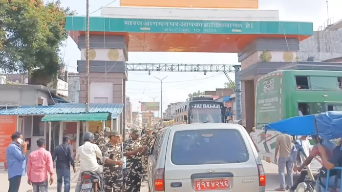 महराजगंज के सोनौली में स्थित भारत-नेपाल की अंतरराष्ट्रीय सीमा।