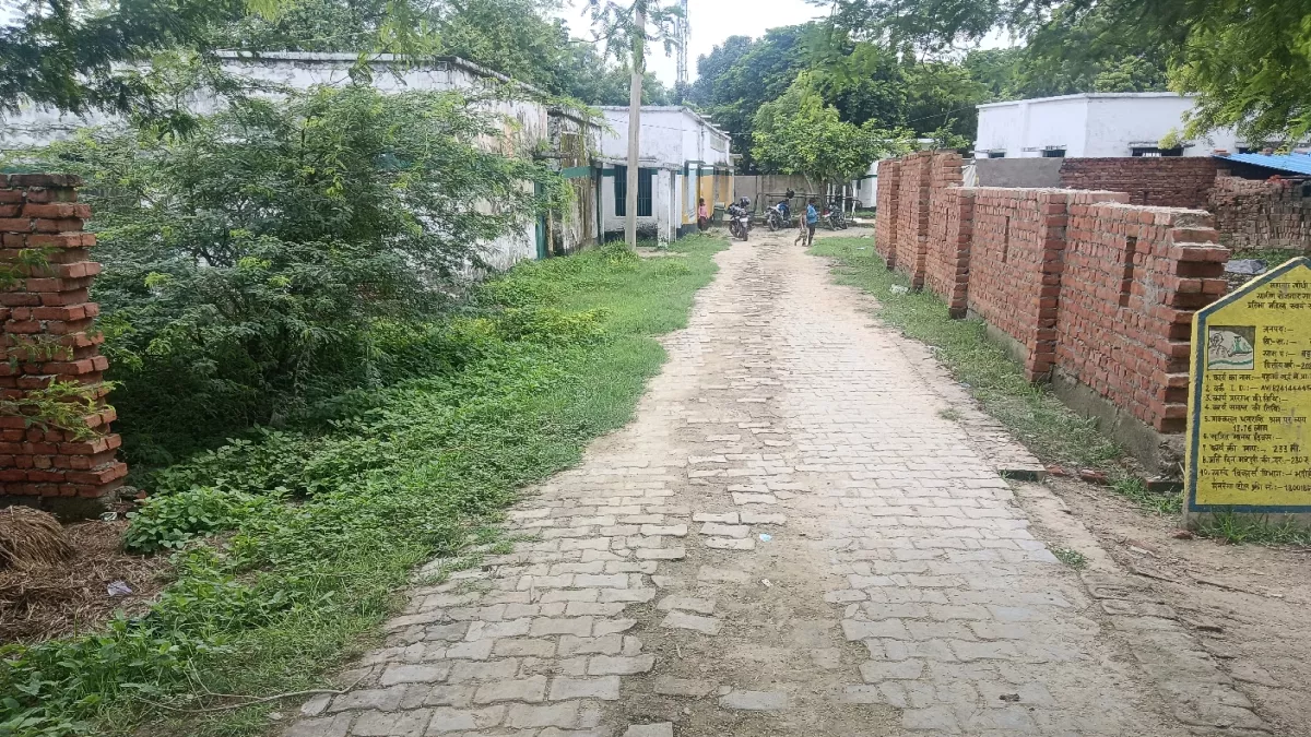 कितने सुरक्षित हैं स्कूल : जर्जर भवन में खतरे के साए में तराशा जा रहा है नौनिहालों का भविष्य