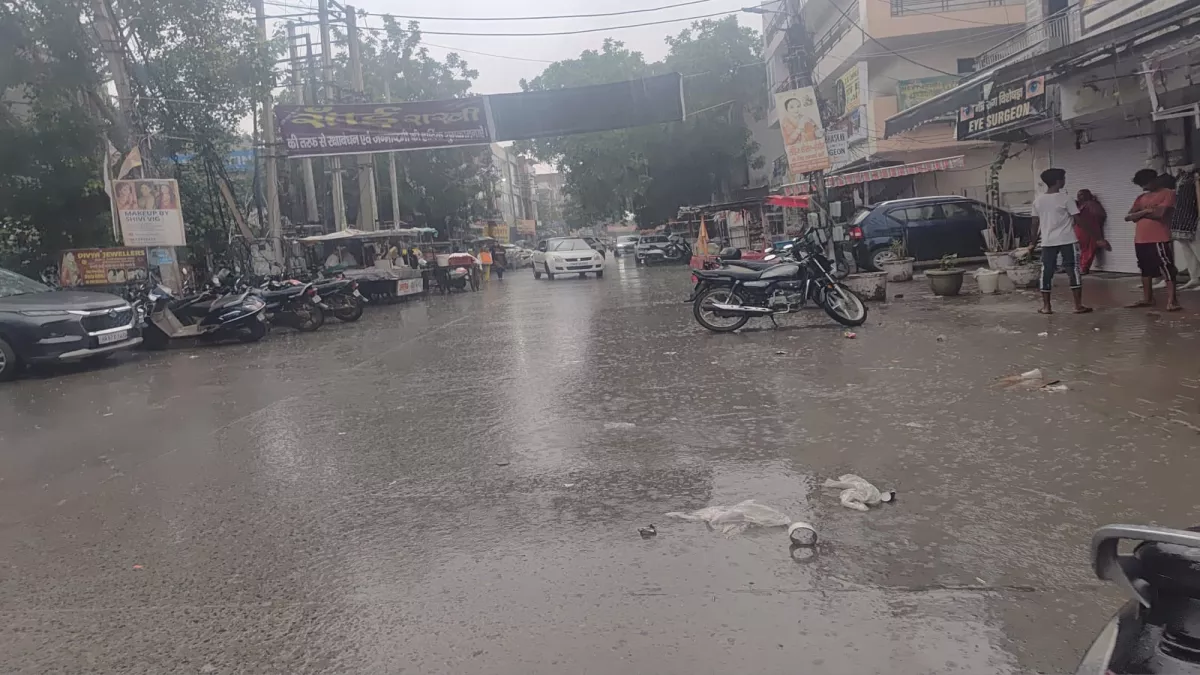 फरीदाबाद में तेज बारिश के बीच जलभराव से लोग हुए परेशान, वार्ड कार्यालय से कर रहे मदद की अपील