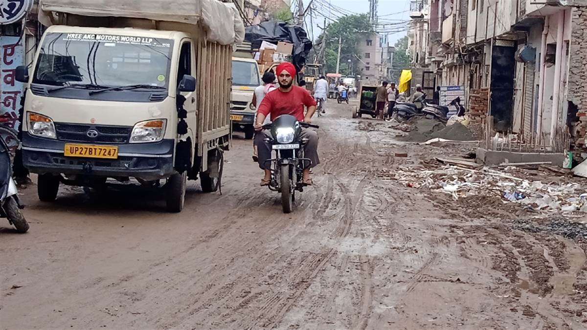 shahjahanpur green road construction delays cause public inconvenience
