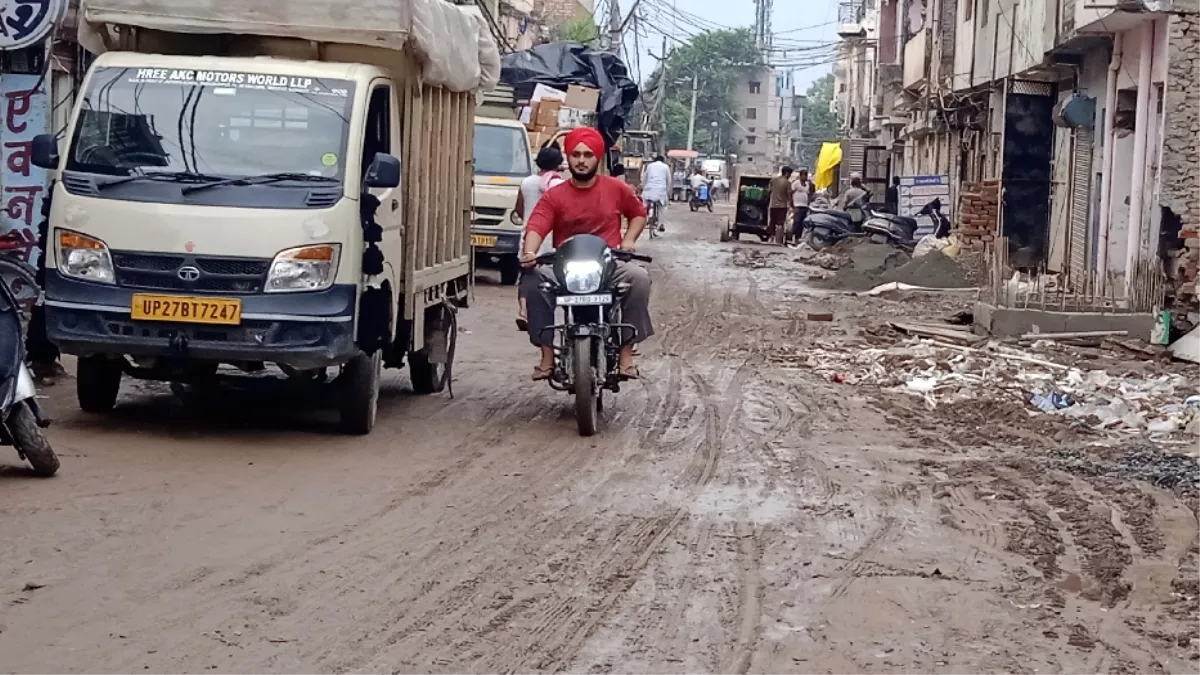 UP News: काम में लापरवाही ने बरसात में बढ़ाई मुसीबत, शाहजहांपुर में छह करोड़ रुपये से बनने वाली रोड का निर्माण अधूरा