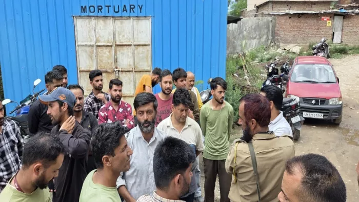 परियोजना में टनल के अंदर गिर जाने से कर्मचारी की मौत।