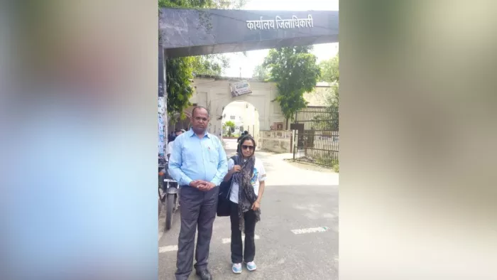 रुकैया को अलीगढ़ डीएम कार्यालय मुआवजा दिलाने की प्रकिया पूरी कराने लेकर पहुंचे नरेश पारस। सौजन्य स्वयं