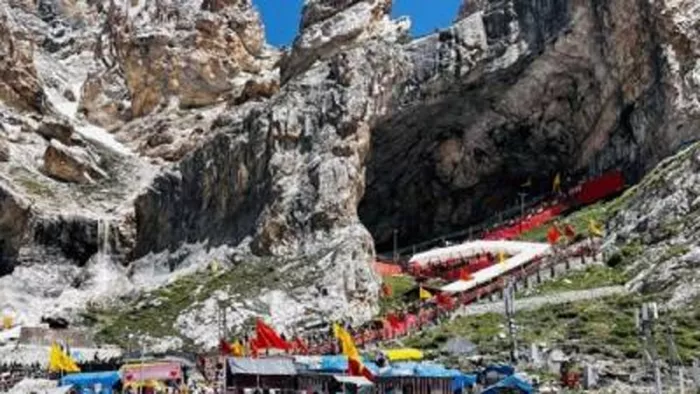 पहली अगस्त से यात्रा बालटाल मार्ग से ही जारी रहेगी, जबकि छड़ी मुबारक पहलगाम के रास्ते जाएगी।