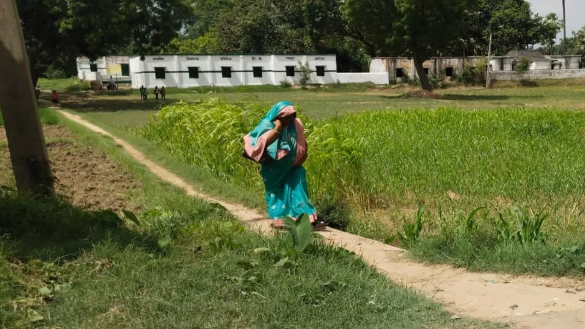 बल‍िया ज‍िले में परिषदीय स्कूलों का हाल बेहाल, बच्चों की सुरक्षा की स्‍थ‍ित‍ि और भी बदहाल