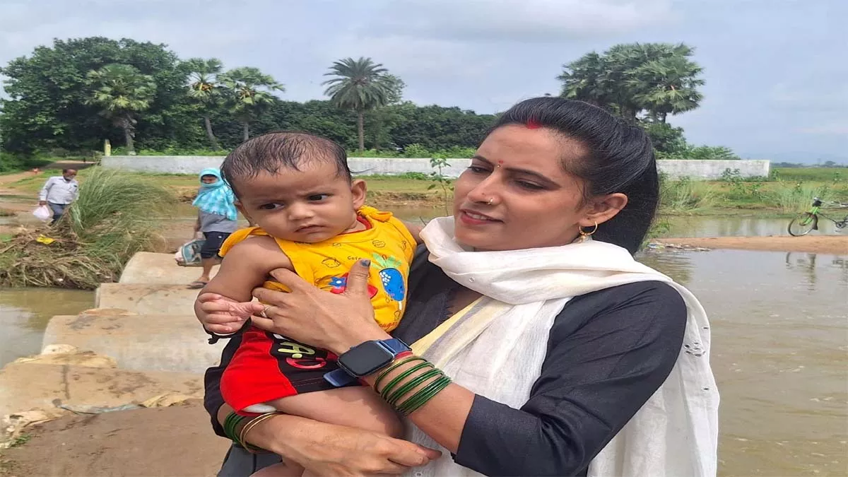 बच्चों को अनोखी शैली से पढ़ाने वाली Bihar VIRAL Teacher खुशबू फिर चर्चा में... Amitabh Bachchan, Anand Mahindra ने की थी भर-भर कर तारीफ