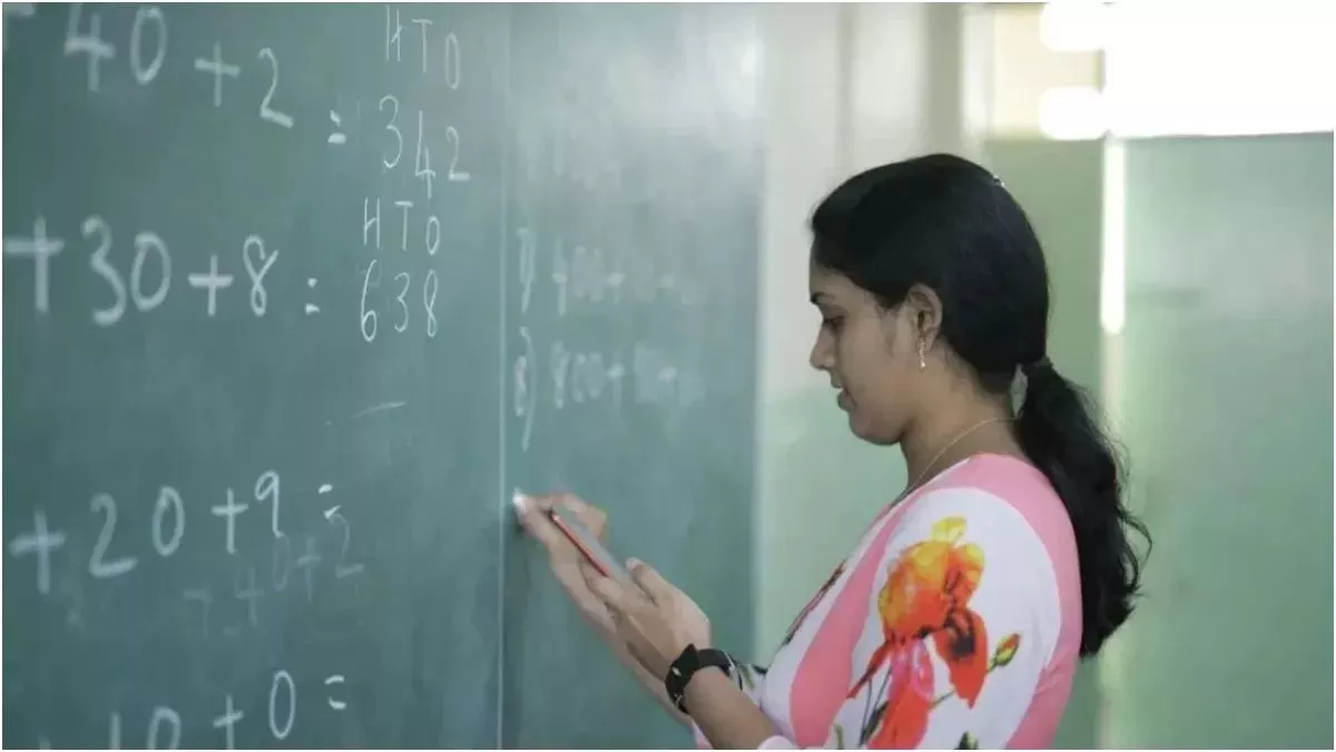 कटिहार में स्कूल के कमरे में छात्र को बंद कर घर चली गई थी टीचर, अब DEO ने ले लिया एक्शन