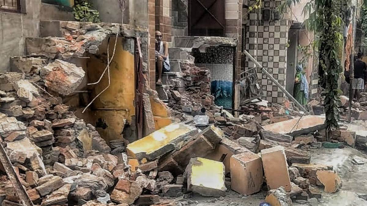 https://www.jagranimages.com/images/newimg/31072025/31_07_2025-bulldozer_action_2_23999325.jpg