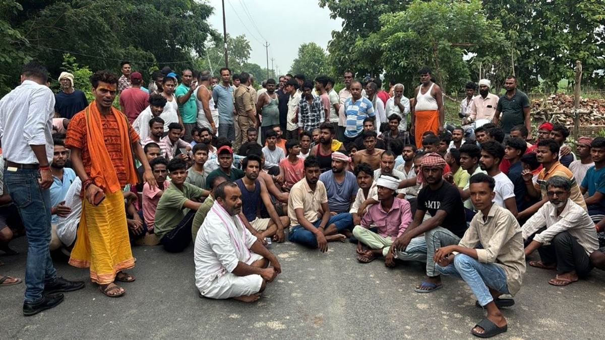 tragic accident in deoria e rickshaw driver dies several injured