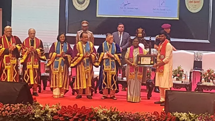 स्वर्ण पदक विजेता डॉ. अश्मित अग्रवाल को पदक देती राष्ट्रपति द्रौपदी मुर्मू। जागरण फोटो