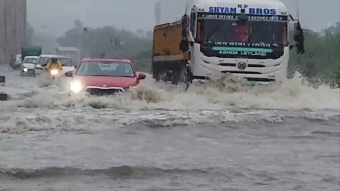 गुरुग्राम में सेक्टर-104 के पास द्वारका एक्सप्रेसवे की सर्विस लेन के हालात। फोटो: जागरण