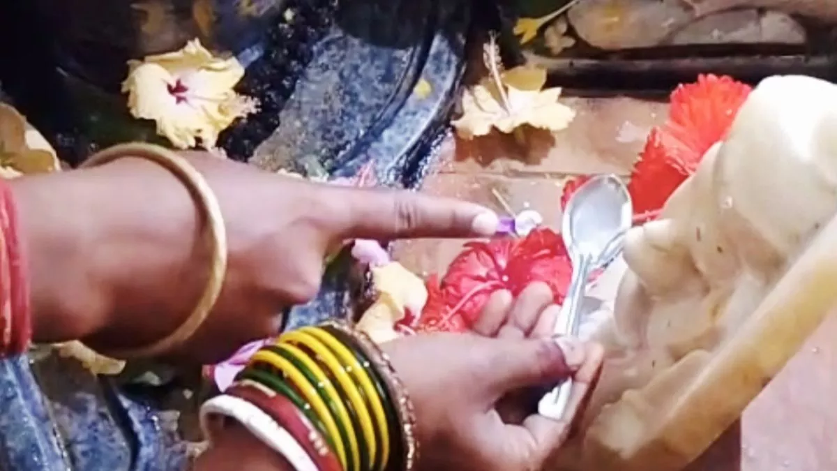 कटिहार में दूध पीने लगे नंदी और गणेश! इस शिव मंदिर में उमड़ी भक्तों की भीड़, जानिए क्या है सच्चाई
