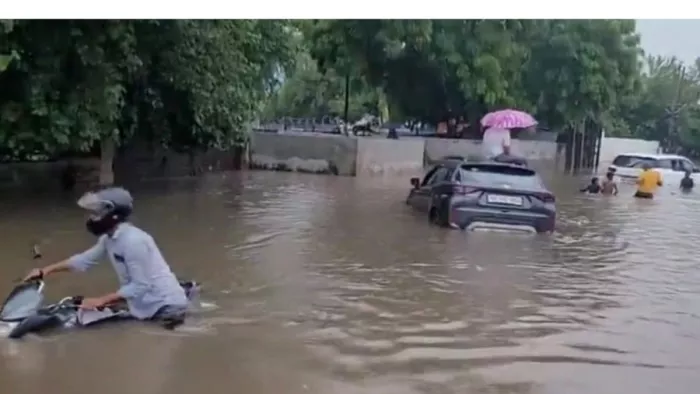 दिल्ली जयपुर हाईवे के साथ सर्विस लेन भी पूरी तरह से डूब गई।