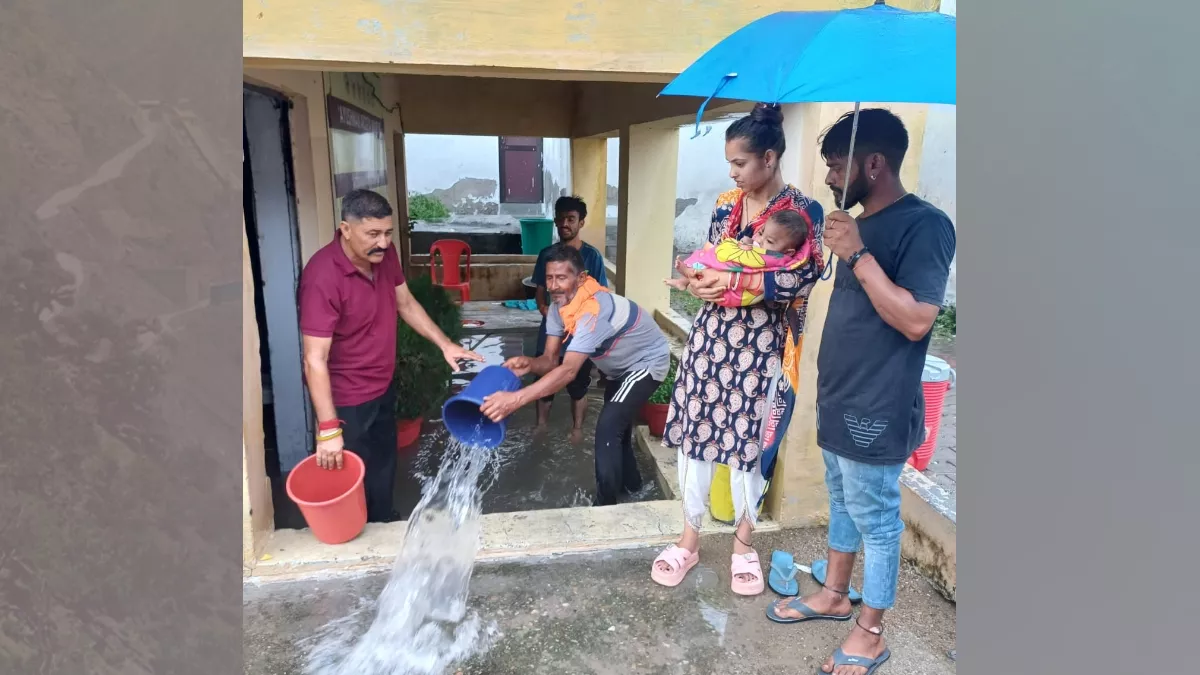 Jammu Kashmir Rain: मूसलाधार बारिश से जनजीवन अस्त-व्यस्त, नदी-नालों का बढ़ा जलस्तर बढ़ा