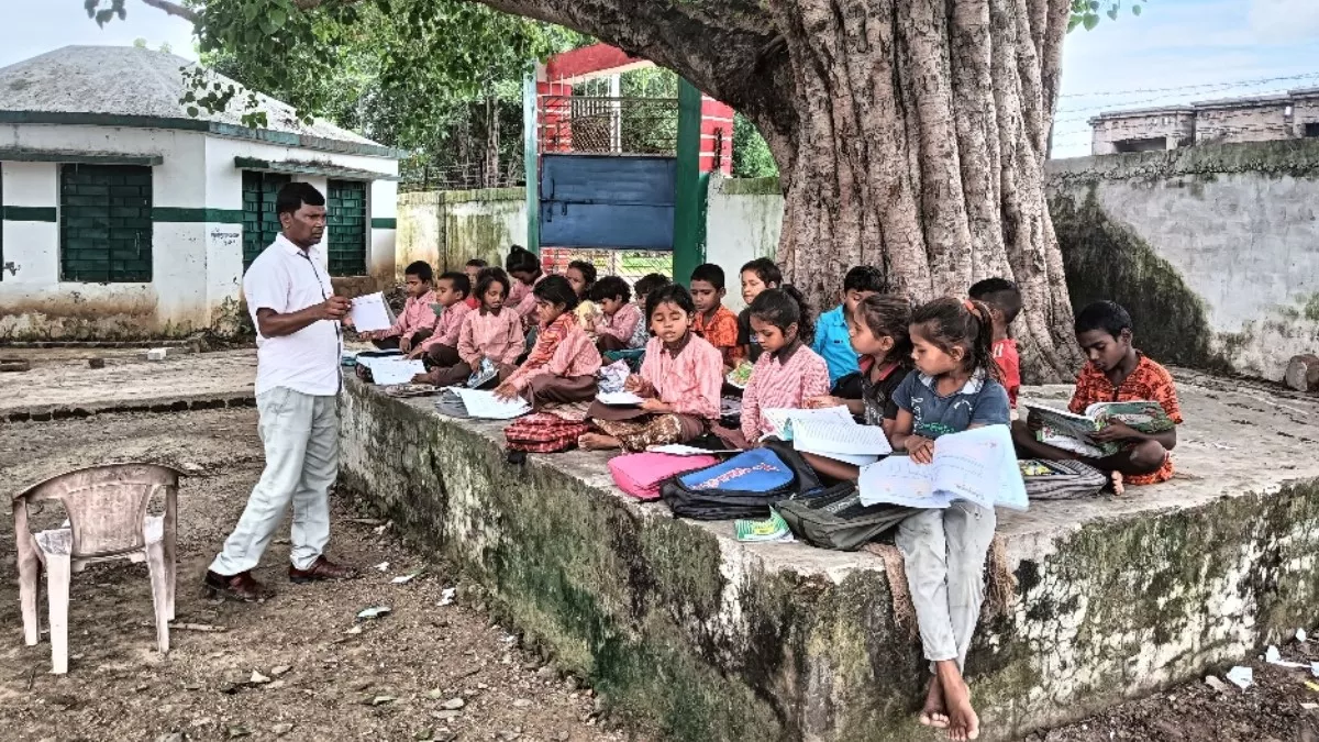 मीरजापुर में सरिया निकली टपकती छत और जर्जर दीवारों के बीच गुरु जी संवार रहे ‘भविष्य’