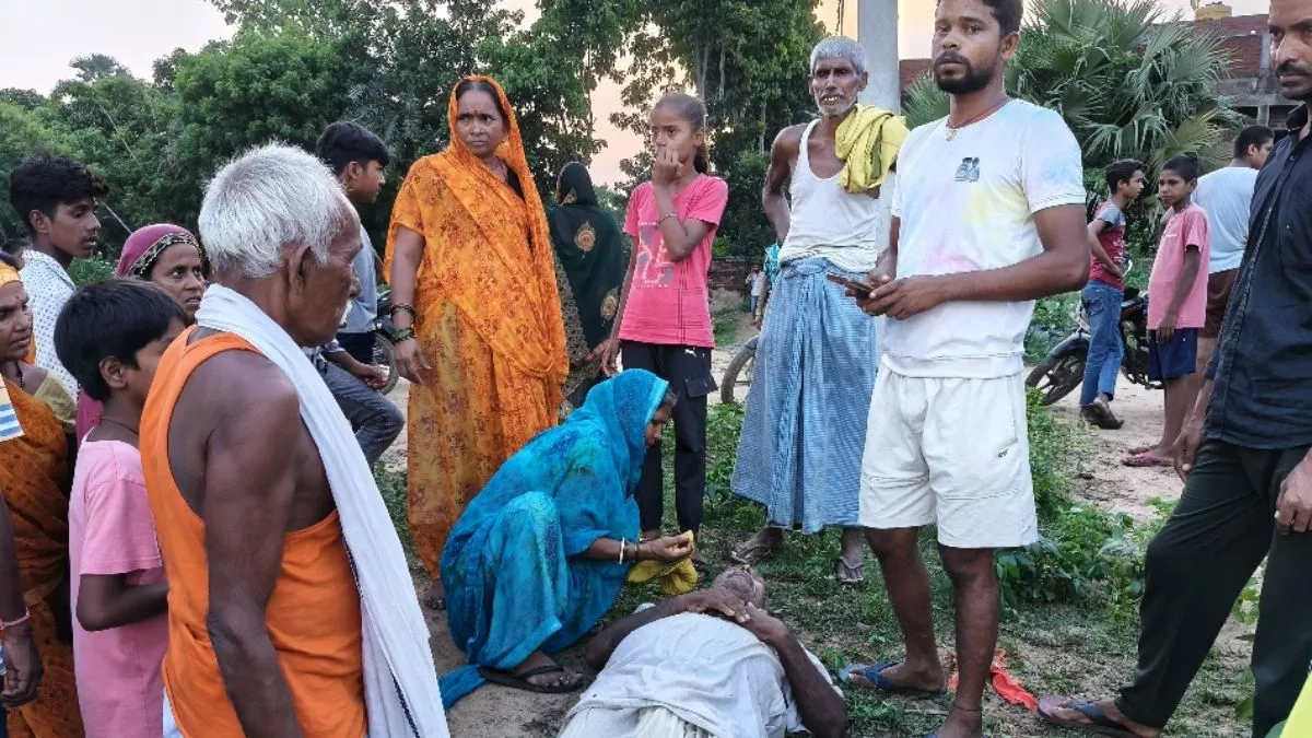 आरा के सोन नदी में पिलर में टकराकर नाव के हुए दो टुकड़े, नाविकों ने 14 लोगों को बचाया