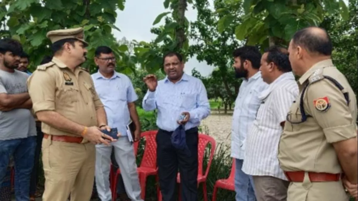 आजमगढ़ में कब्रिस्तान में शव दफनाने को लेकर तनाव, व‍िरोध पर दूसरी जगह दफनाया शव