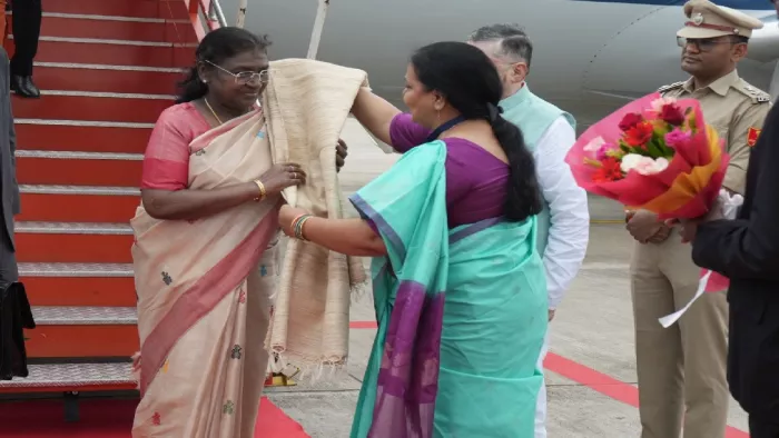 देवघर हवाई अड्डे पर ग्रामीण विकास मंत्री दीपिका पांडेय सिंह ने राष्ट्रपति का स्वागत किया।