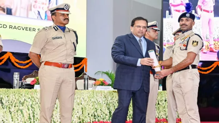 मुठभेड़ में एक एएसआई एसपी पाटिल शहीद हो गए थे और तीन जवान घायल हुए थे।