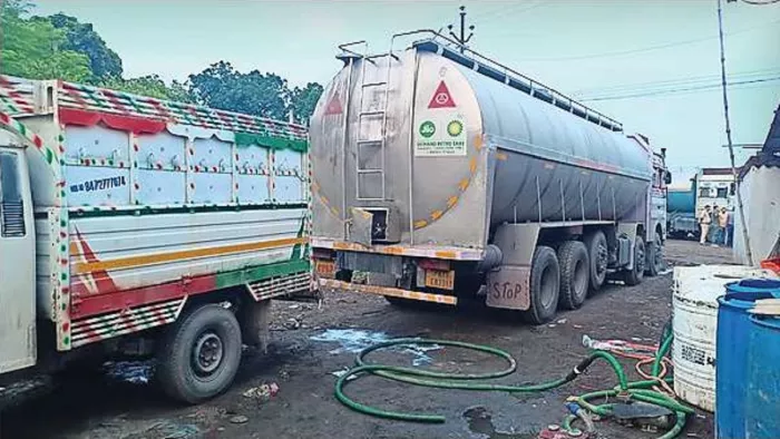 लाइन होटल में दूध भरे टैंकर में मिलाया जा रहा था कैमिकल।