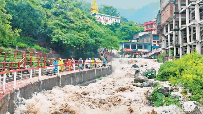 वैष्णो देवी भवन पर बाणगंगा उफान पर है (जागरण फोटो)