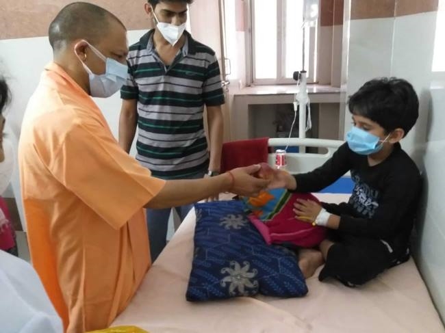 बीमार बच्चों के चेहरे पर मुस्कान दे गए सीएम, पूछा कैसे हो बेटा - Uttar  Pradesh Firozabad Health News