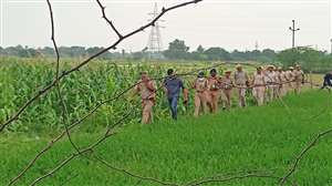 Auraiya Crime: घटनास्थल पर जांच करती औरैया पुलिस।