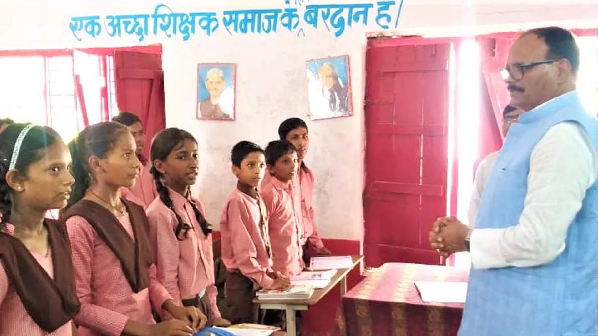 Shravasti News: शिक्षक बने डिप्टी सीएम बृजेश पाठक, स्कूल में बच्चों को पढ़ाया गणित और नैतिकता का पाठ