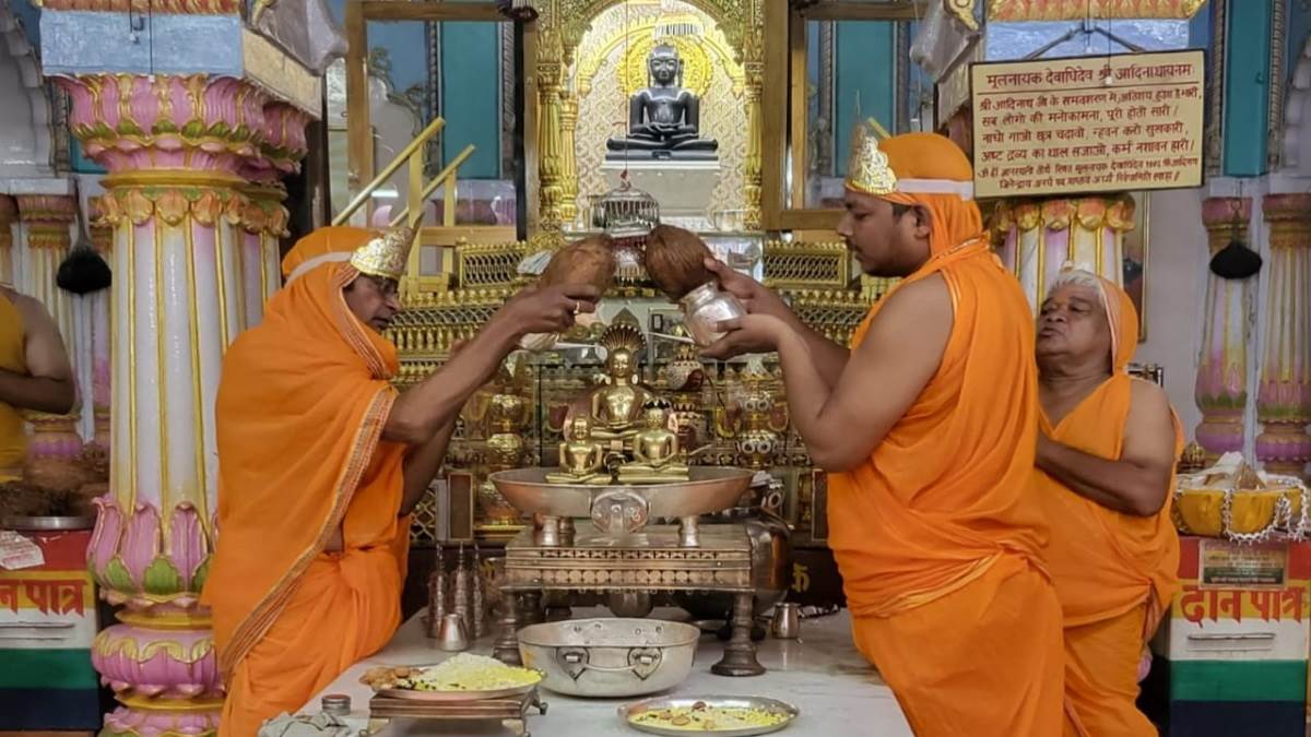 daslakshan parva 10 days paryushan parva of jainism has started and jain followers engaged in worship and consecration of mahavir swami